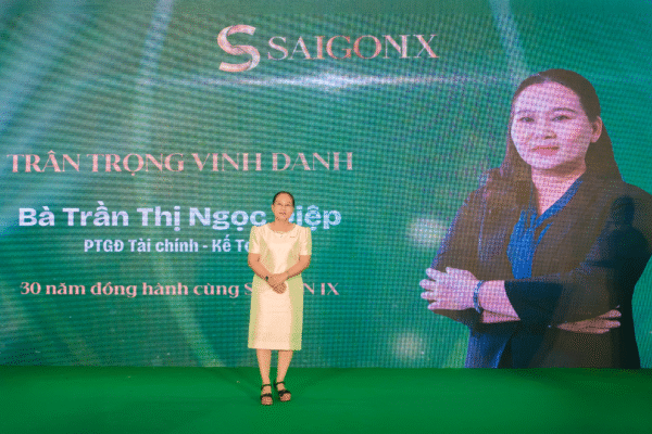 Nghi thức vinh danh trang trọng dành cho Bà Trần Thị Ngọc Diệp – người đồng hành xuyên suốt 30 năm cùng doanh nghiệp